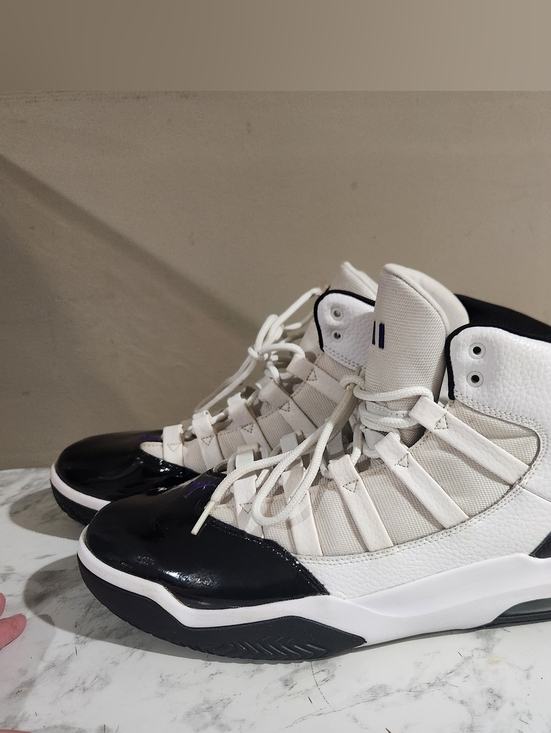 Size 13M Jordan Max Aura \'Concord\' White Dark Concord Black AQ9084-121 Preowned main image 11